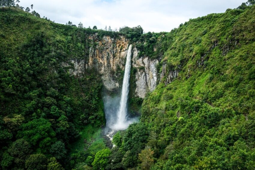 Hiking to Sipiso-piso Waterfall
