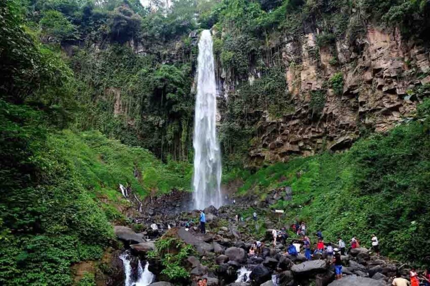 Hiking Grojogan Sewu Waterfall