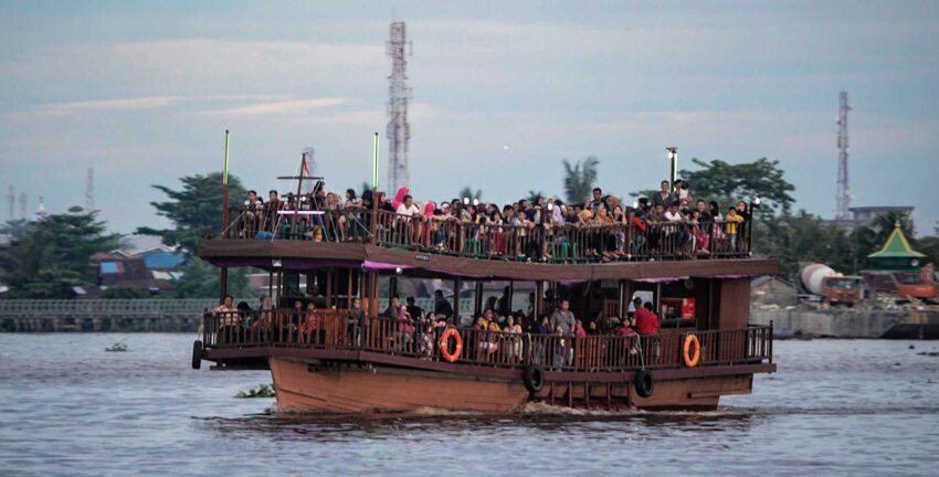 Cruising the Kapuas River